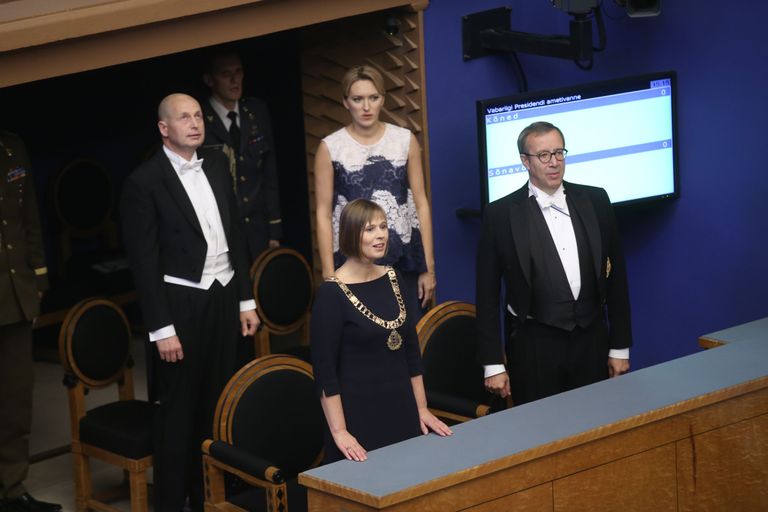 10 aastat presidendiametit pidanud Toomas Hendrik Ilves annab täna ameti üle Kersti Kaljulaidile.