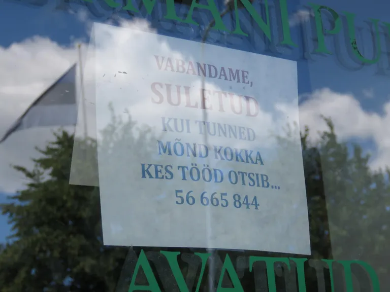Just säärane teade on üleval pubi uksel.
