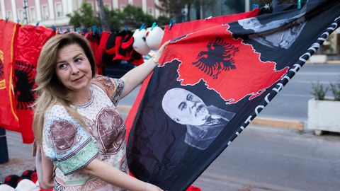 POSTIMEES ALBAANIAS ⟩ Flamingoprotestijad muretsevad rohkem Sorose kui Kushneri pärast