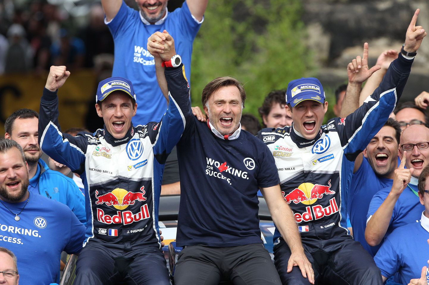 Jost Capito (keskel) koos Sebastien Ogier (paremal) ja Julien Ingrassiaga (vasakul) tähistamas Saksamaa ralli võitu.