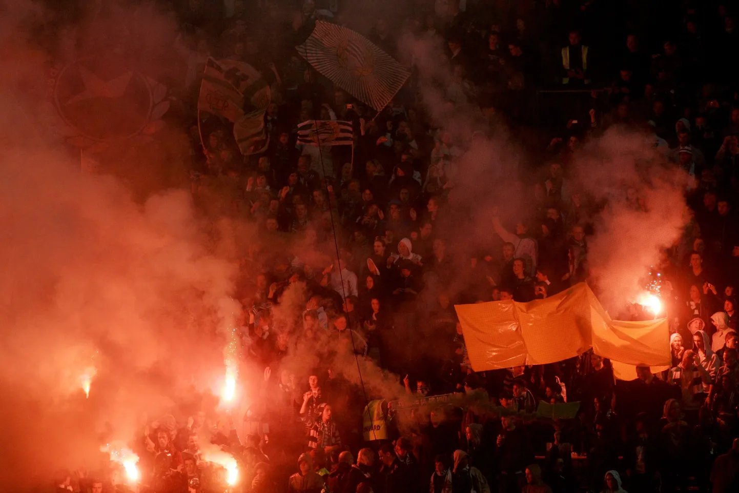 Eile läksid Hammarby toetajad rüselema Syrianska poolehoidjatega, ent Hammarby fännid on varemgi negatiivset tähelepanu köitnud - pildil on hetk eelmise aasta mängust AIK-ga, kui Hammarby fännid tribüünil raketi süütasid.