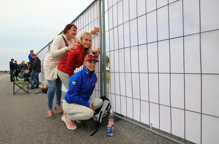 Naised ralliraja ääres - vasakult Malle Truu, Kaia Jõgiste ja Anneriin Truu - olid reede õhtul küll nukrad, aga võtsid ajaloolisest sündmusest kõik, mis võtta andis.