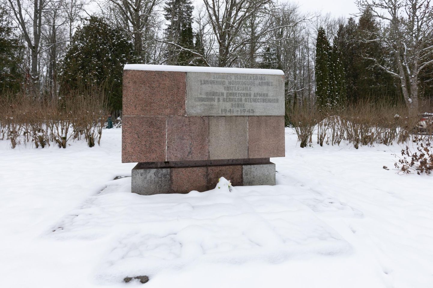 Halliste kalmistu kirdepiiri taha ühishauda on maetud 37–40 Nõukogude armee sõjaväelast ja tsiviilisikut, nende hulgas kohalikke.