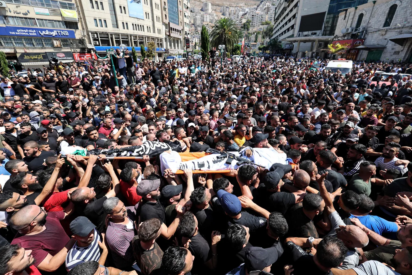 Leinajad kannavad 25-aastase Muhamad Azizi ja 28-aastase Abdul Rahman Jamal Suleiman Sobhi surnukehi, kes tapeti kokkupõrgetes Iisraeli vägedega Läänekalda linnas Nablus.