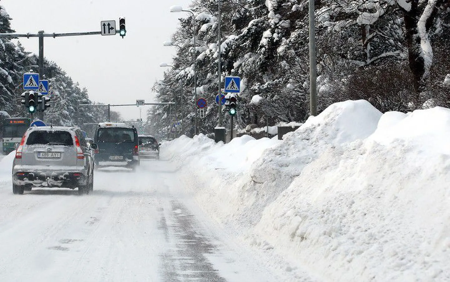 Kõrged lumevallid on eriti ohtlikud lastele.