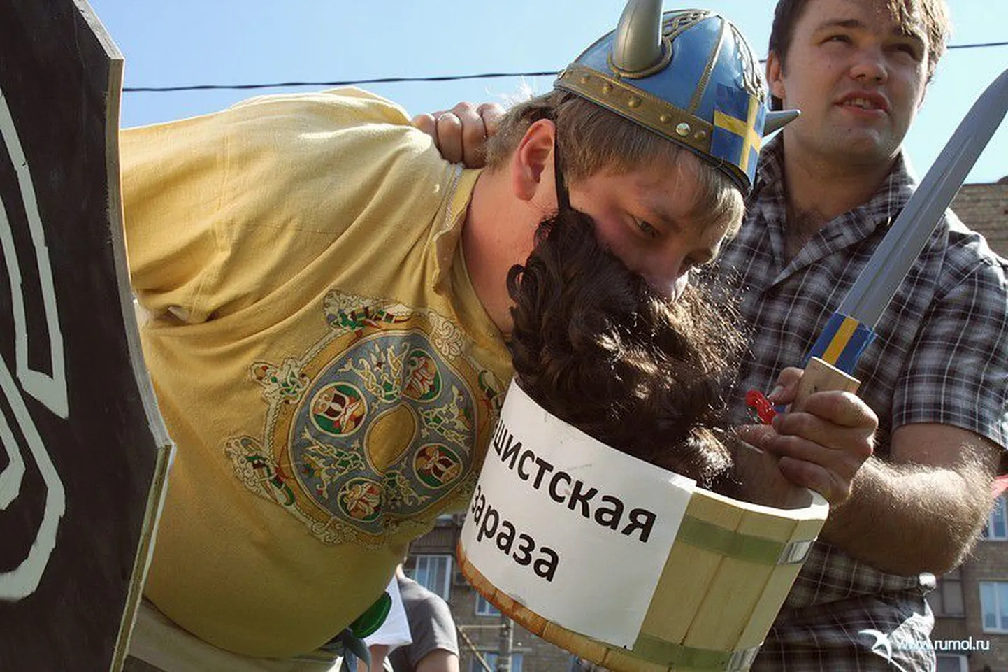 Акция "России Молодой" у оконо посольства Швеции в Москве.