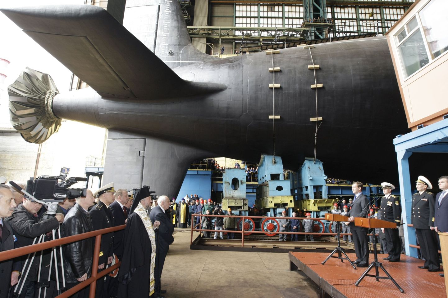 President Dmitri Medvedev (paremalt neljas) Sevmaši laevatehases. Tagaplaanil paistab tuumaallveelaev Severodvinsk.