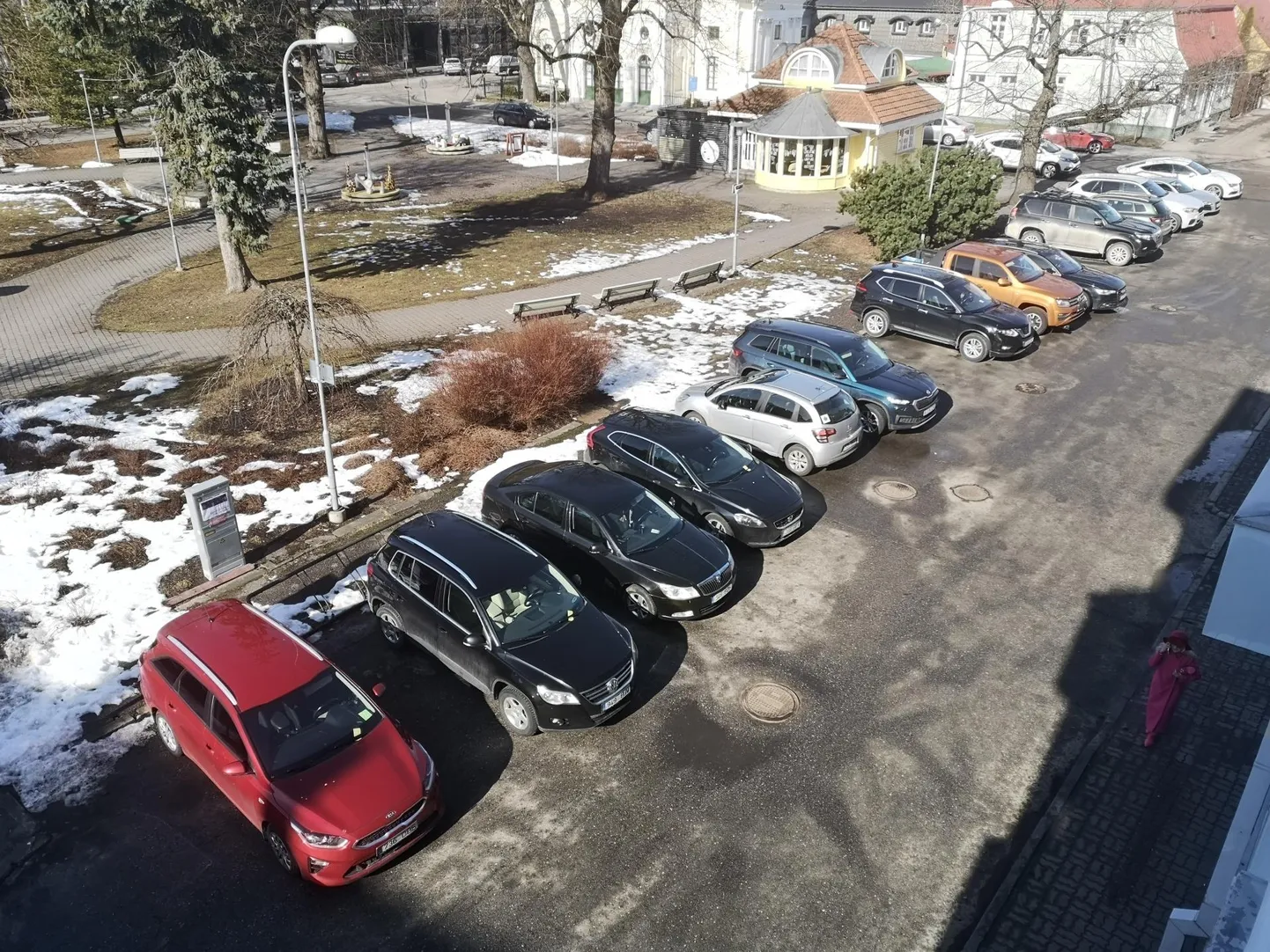 Водители, которые парковали свои автомобили так, как это делали обычно, вчера нашли под дворниками предупреждение. Сегодня снова разрешена парковка по-старому.