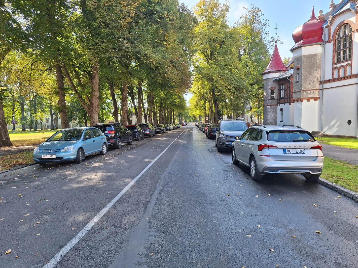 Pärnu Vanalinna kooli ümbritsevad tänavad olid esmaspäeval tihedalt autosid täis pargitud.
