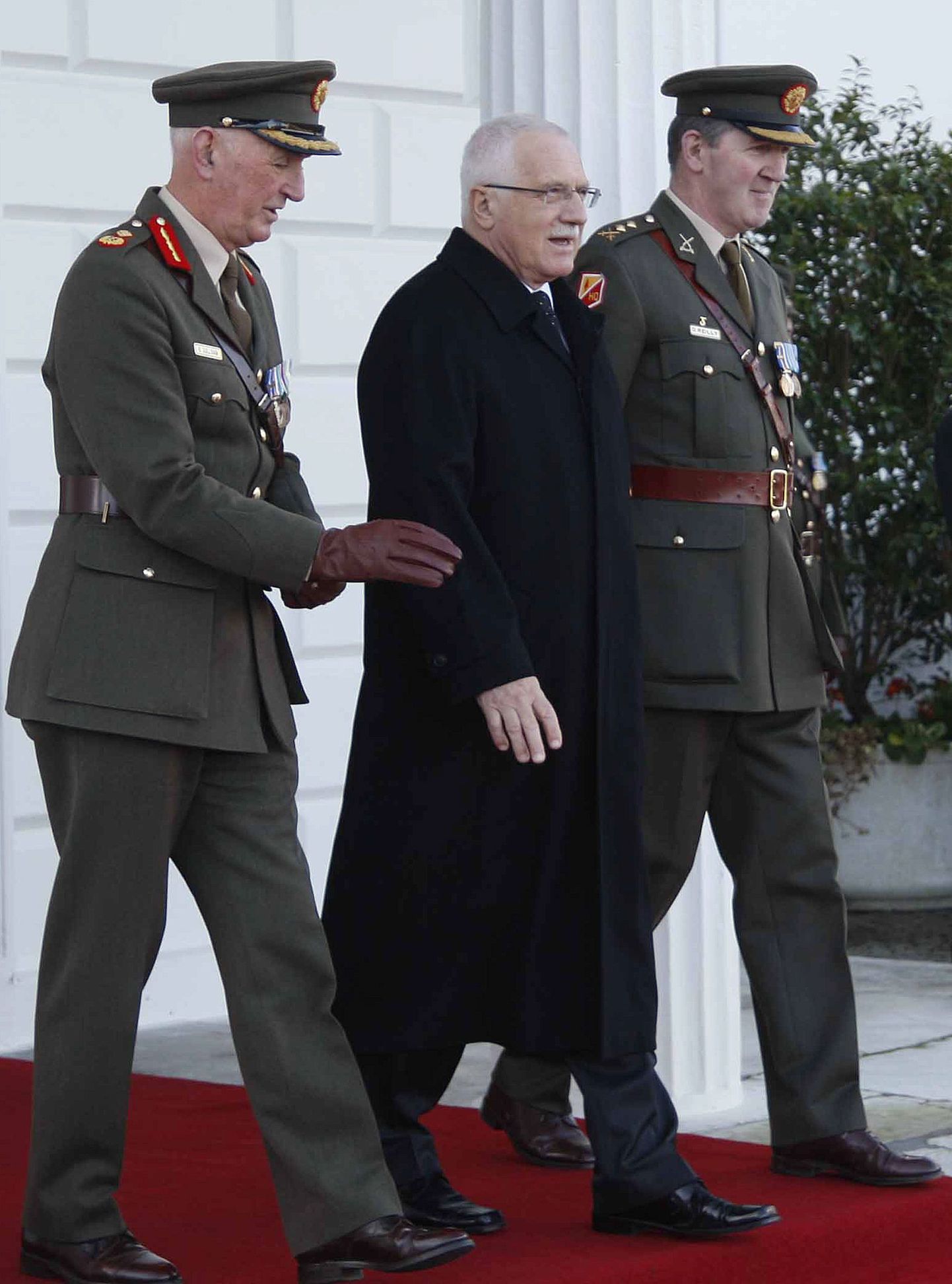 Tšehhi president Vaclav Klaus sammumas Iiri sõjaväelaste vahel pidulikule tseremooniale.