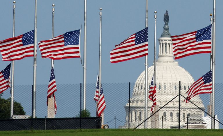 Washingtoni monumendi ees heisati lipud poolde masti.