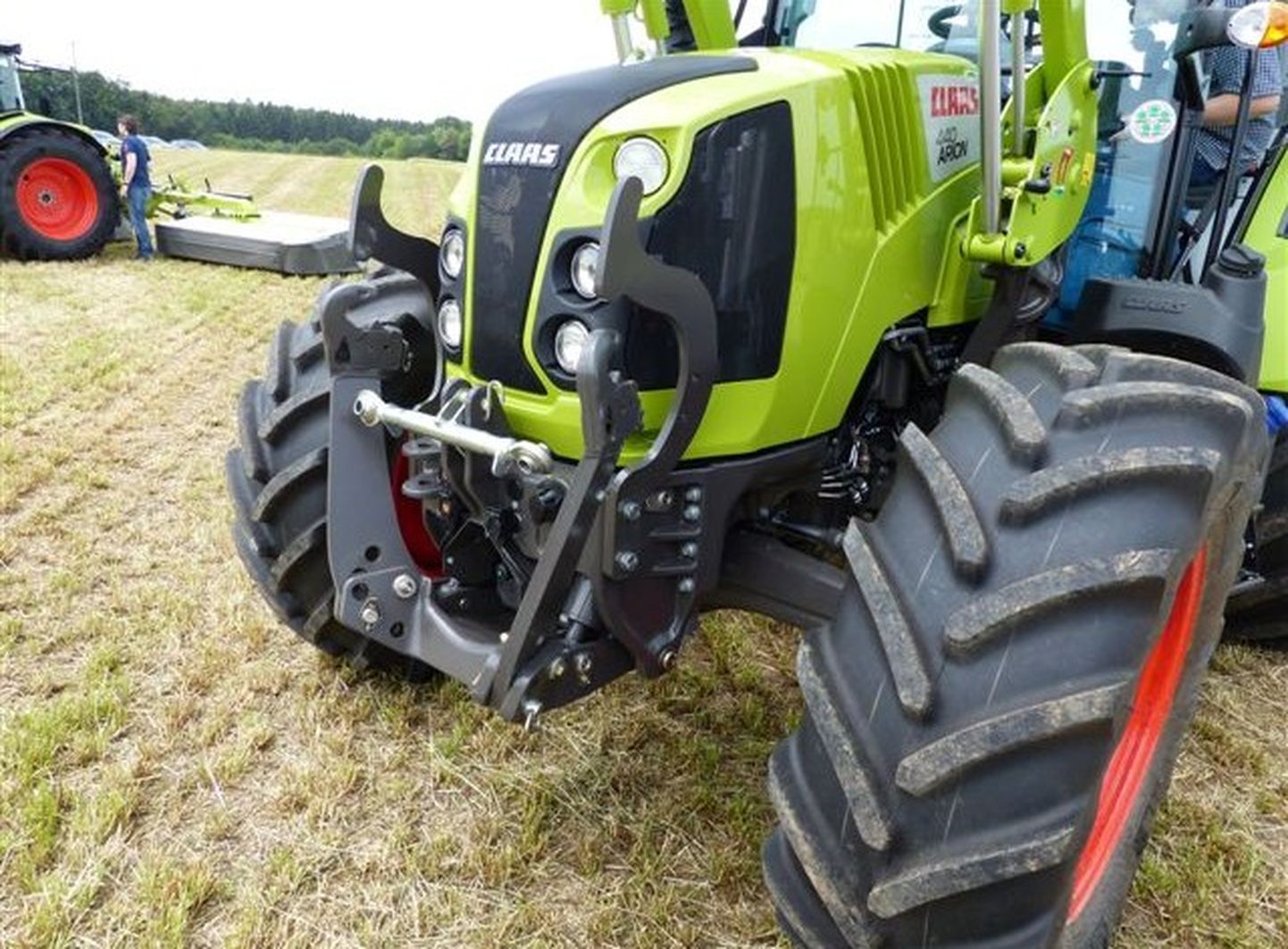 Põllul töötavate traktorite juures kasutatakse peamiselt nn kuusepuumustriga rehvi, mis tagab maksimaalse läbivuse, väldib libisemist ega kogu pinnast mustrivahedesse.
