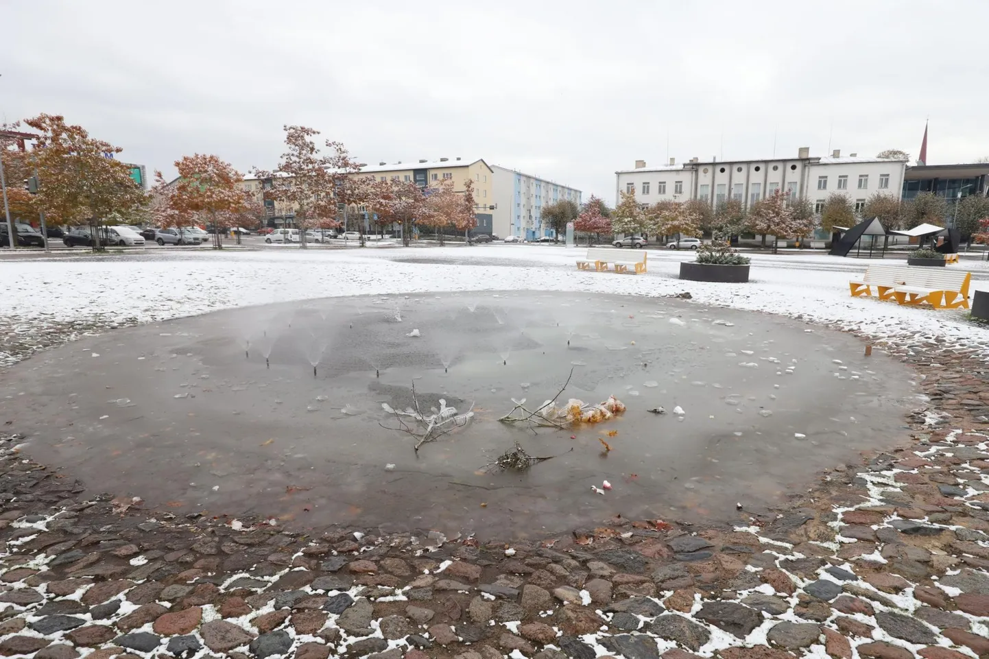 Фонтан на центральной площади Раквере.