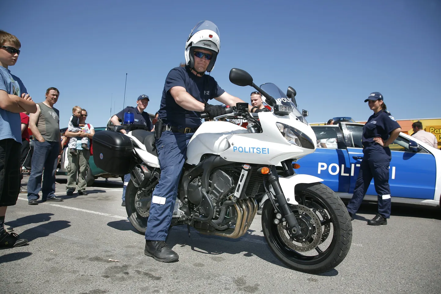 Kaubamajaka lastekaitsepäeva üritusel on kohal politseigi.