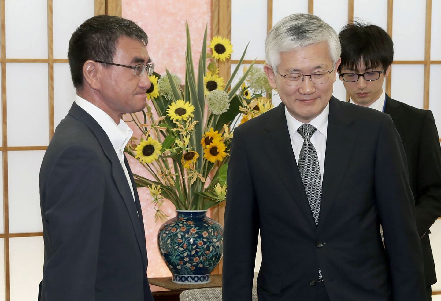 Jaapani välisminister Taro Kono (vasakul) reedel võtmas välisministeeriumis vastu Lõuna-Korea suursaadikut Naw-gyam Pyo'd.