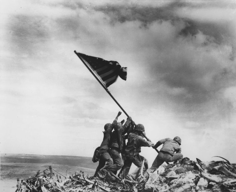 AP sõjafotograafi Joe Rosenthali tehtud foto, millel on näha USA sõdureid 23. veebruaril 1945 Iwo Jima saarel Suribachi vulkaanile USA lippu püsti panemas