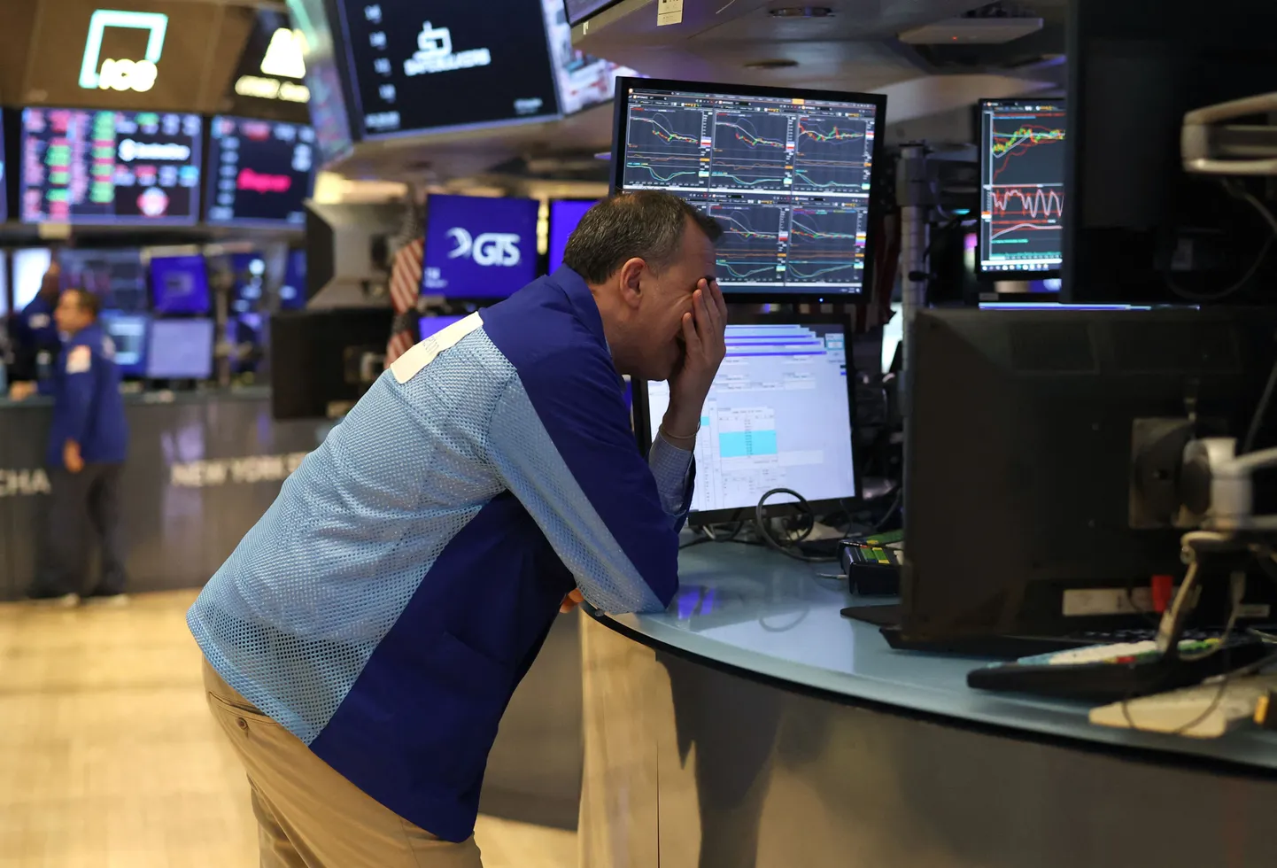 Õnnetu kaupleja NYSE-s, New Yorgis, 4. aprill 2025. Ülemaailmne müük jätkus Trumpi kaubandussõja tõttu. Valge Maja väidab, et USA on võitnud. Tollitasud raputasid turgusid USA-s, Euroopas ja Aasias.