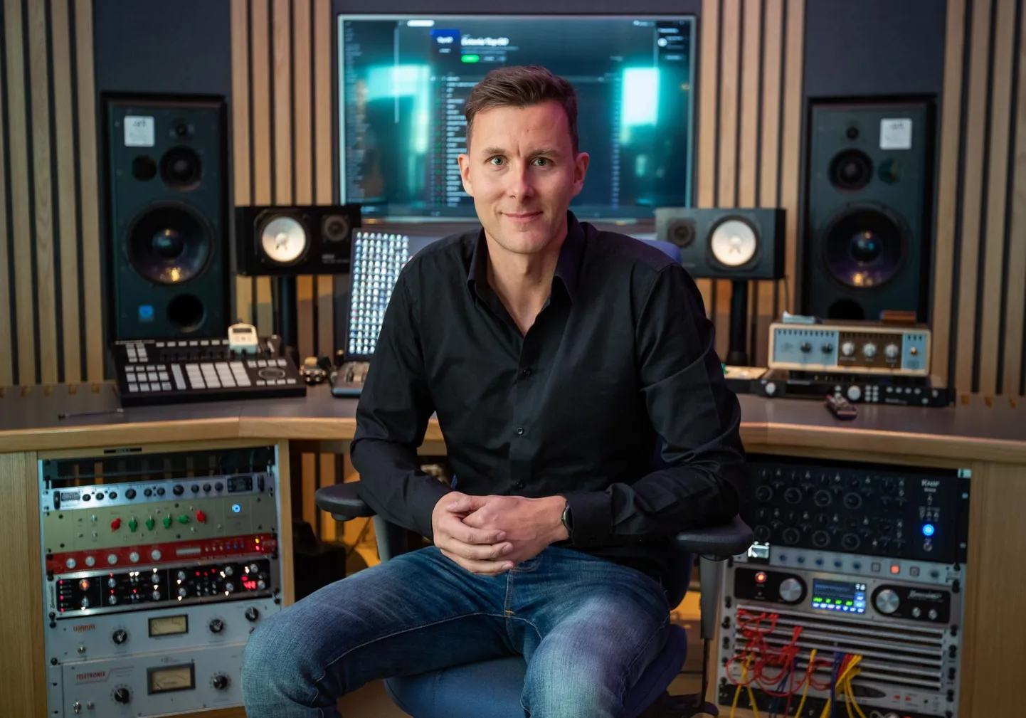 Petri Mannonen on Eesti fonogrammitootjate ühingus esimene suure rahvusvahelise plaadifirma esindaja. Kokku soovis ta Tallinnas saada Downtown Studios, kus suvel peeti Eesti-Soome laululaager. Universal Music Groupi Balti regiooni eest on Mannonen vastutanud kolm aastat.