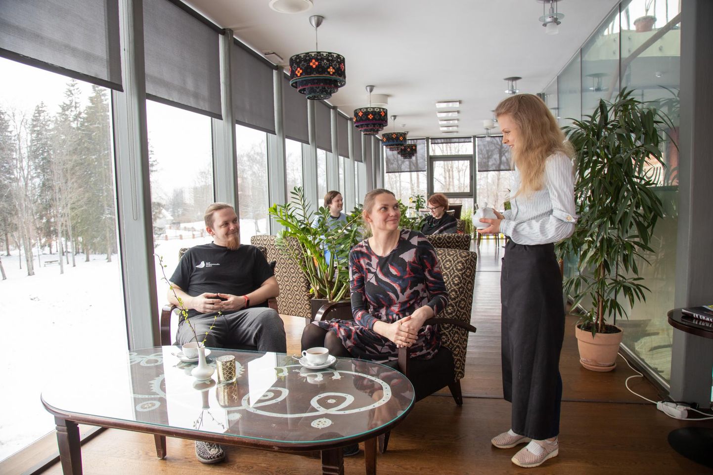 Viljandi pärimusmuusika aida töötajad Marko Peder ja Silja Liivamägi proovisid esimest kellaviieteed taasavatud Aida kohvikus. Neid teenindas Triinu Uusen.