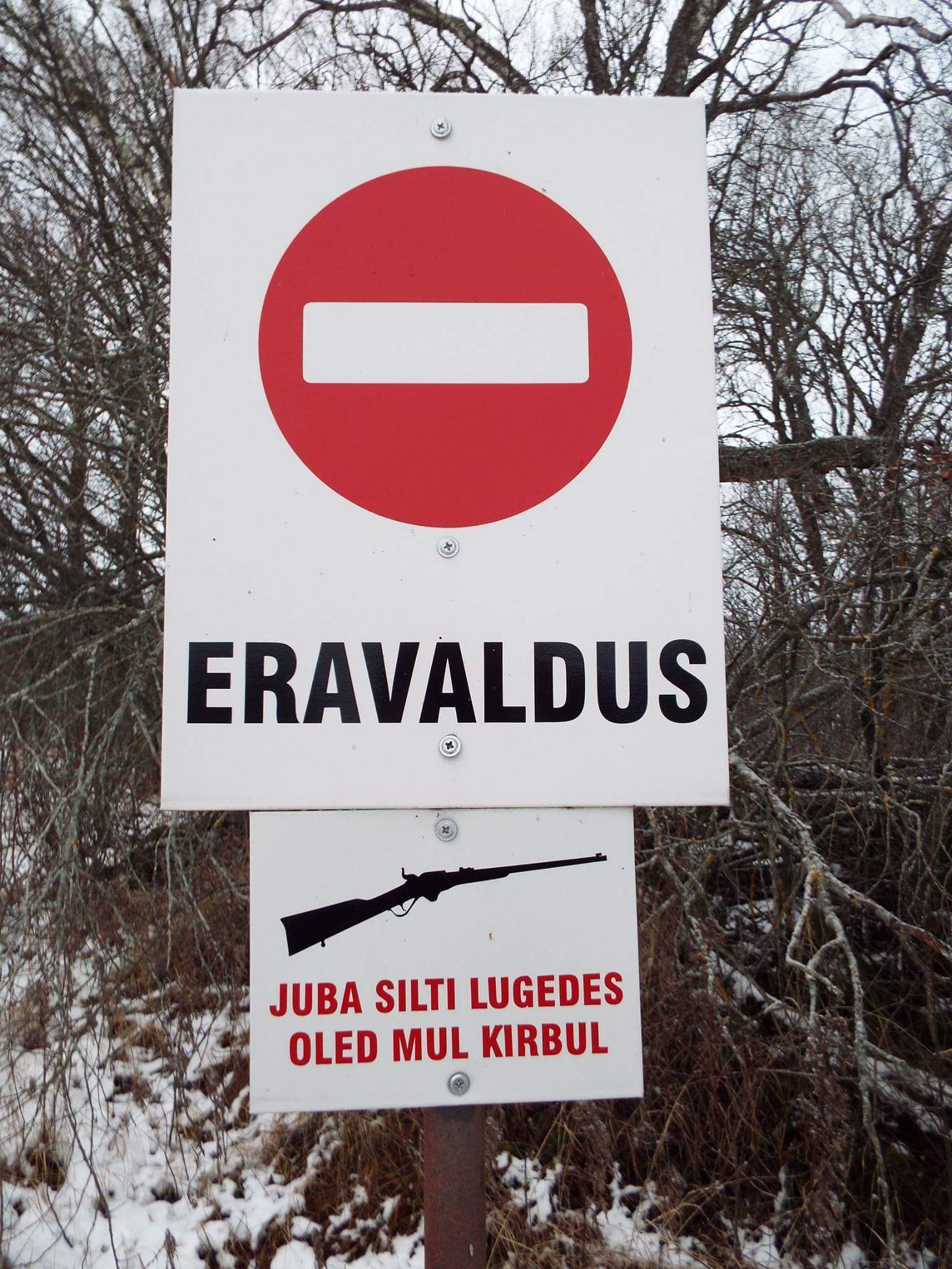 Õõvastava sisuga silt.