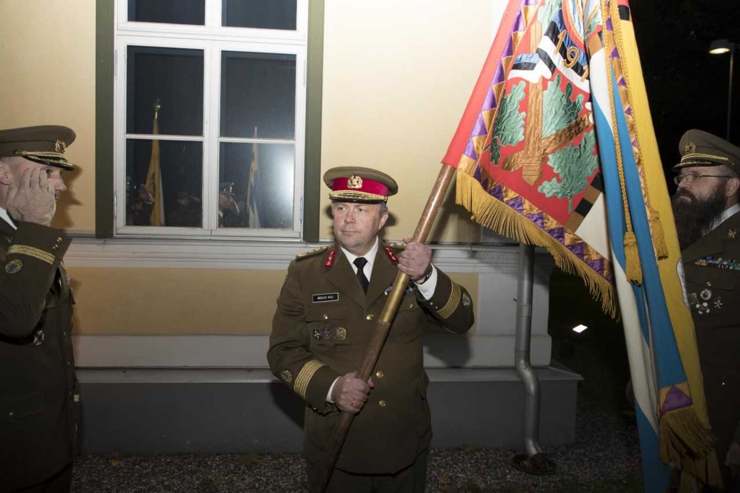 Kaitseliidu ülem kindralmajor Meelis Kiili annab kolonelleitnant Toomas Välilt saadud Tallinna maleva lipu üle kolonelleitnant Janno Märkile.