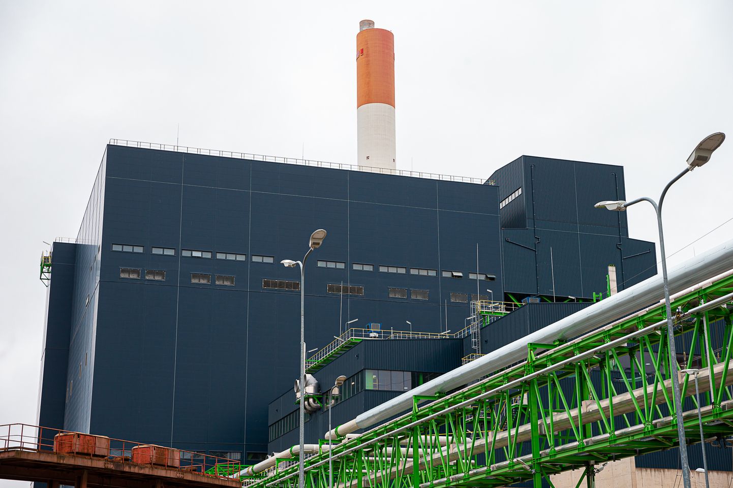300 megavatise võimsusega Auvere elektrijaam kasutab kütusena põlevkivi kõrval ka biomassi ja põlevkiviõli tootmisel eralduvat uttegaasi.