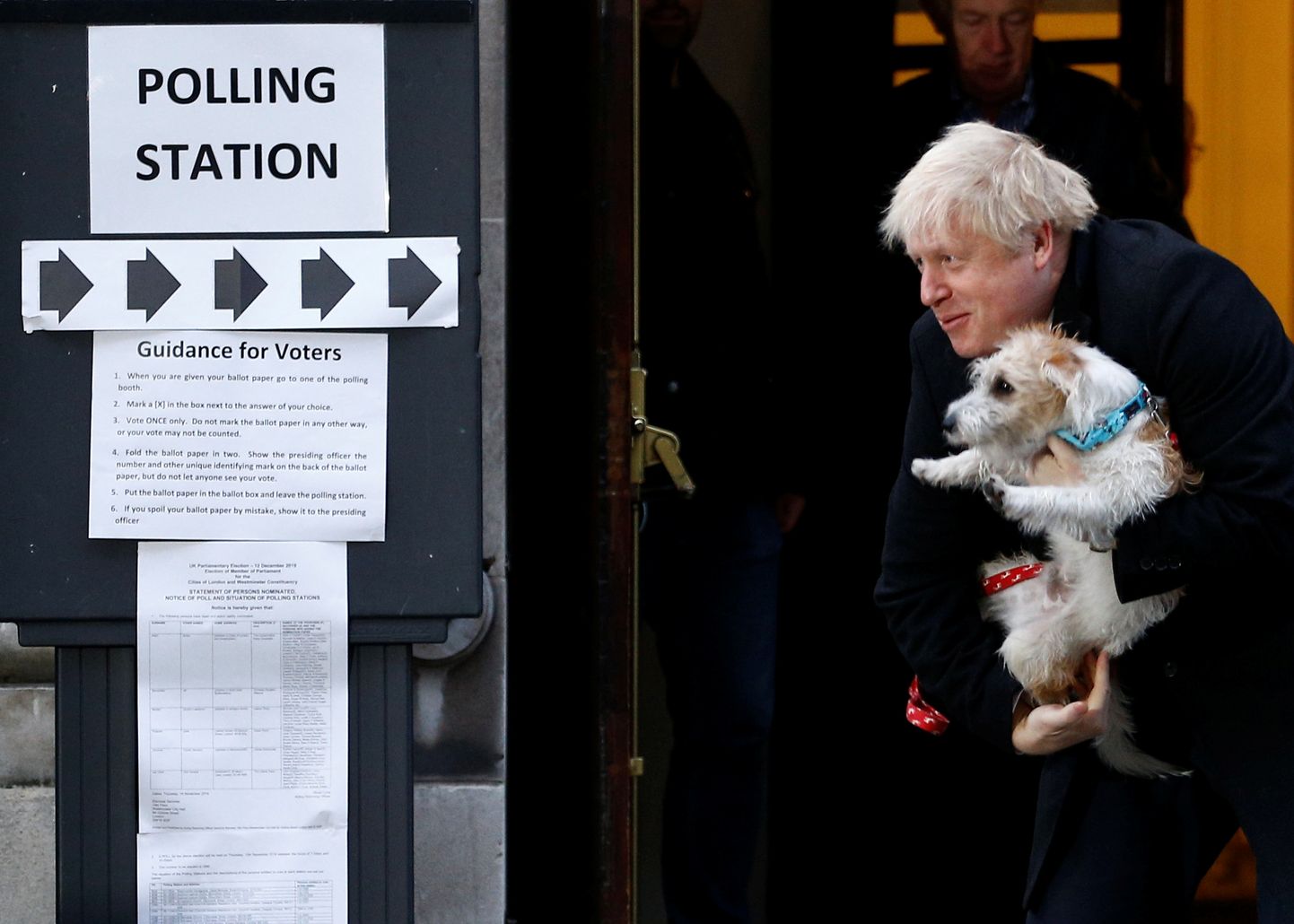 Briti peaminister Boris Johnson käis valimijaoskonnas oma koera Dilyniga.