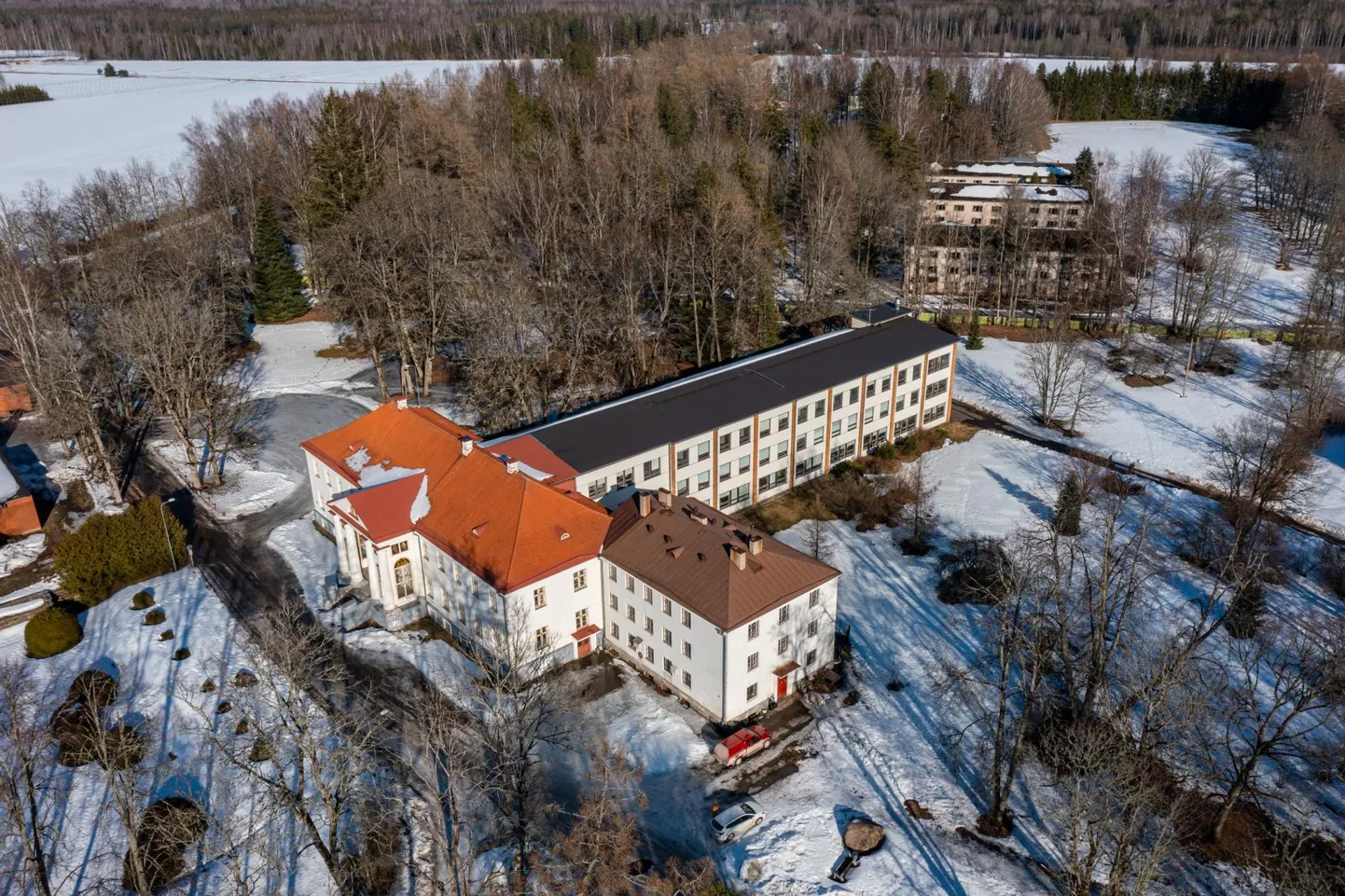 Saarde vallavalitsus teeb koostööd Voltveti mõisa uute omanikega: valda saabuvad põgenikud majutatakse Voltveti mõisa juures oleva kunagise ühiselamu pinnale, kus on majutuskohti 110 inimesele.