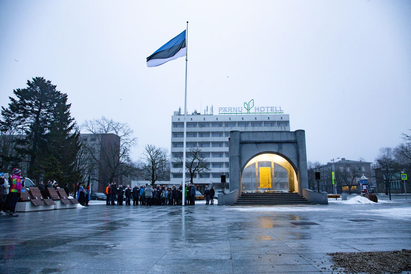 Riigilipp heisatakse päikesetõusul Iseseisvuse väljakul tähistamaks Eesti Vabariigi 102. aastapäeva.