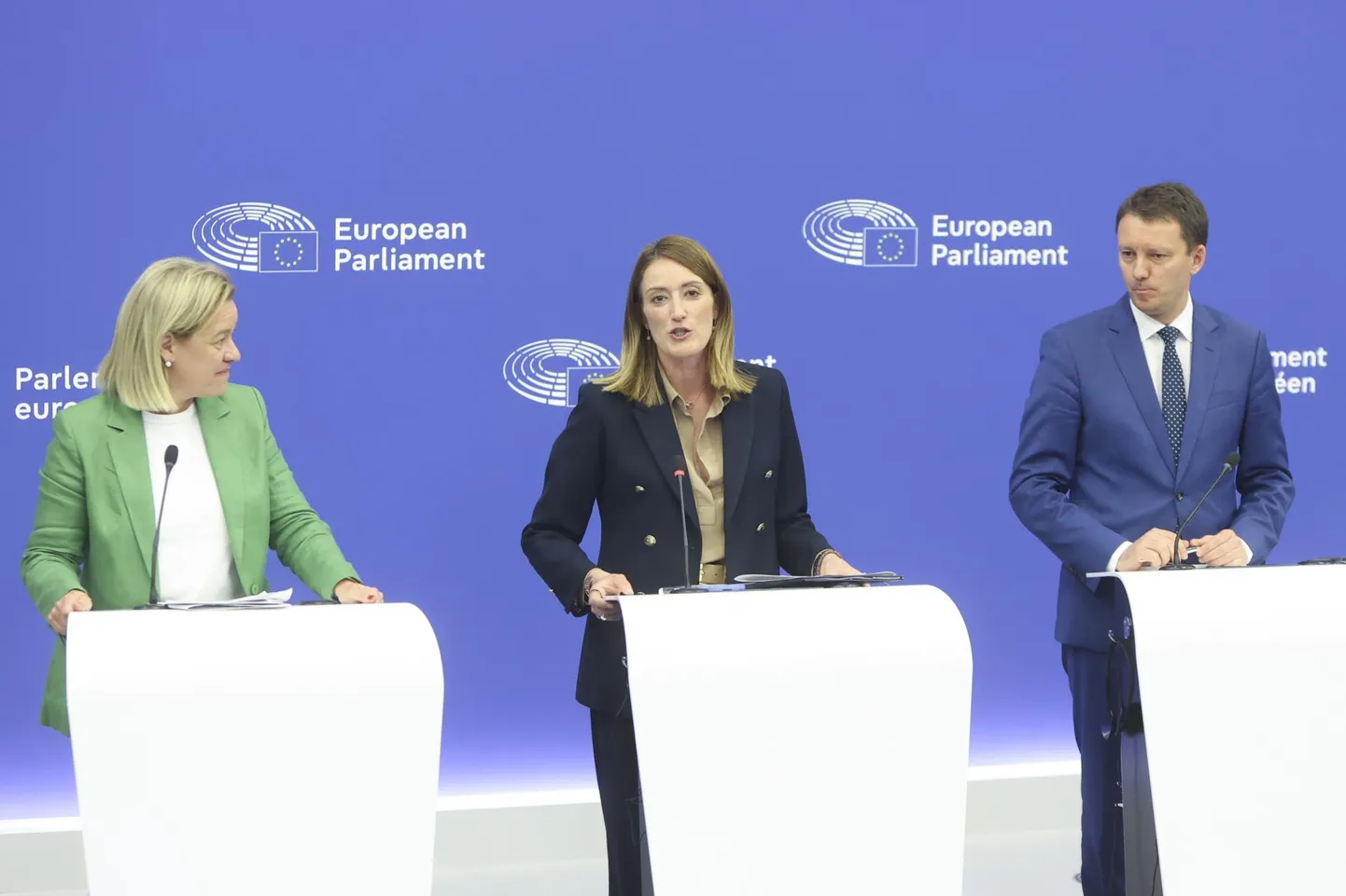 Euroopa Parlamendi president Roberta Metsola (keskel) Strasbourgis pressikonverentsil koos eurosaadikute Siegfried Mureşani ja Carla Tavaresega, kes juhtisid eelarvekomisjonis tööd resolutsiooniga, mis paneb paika ootused ELi pikaajalisele eelarvele aastateks 2028–2034.