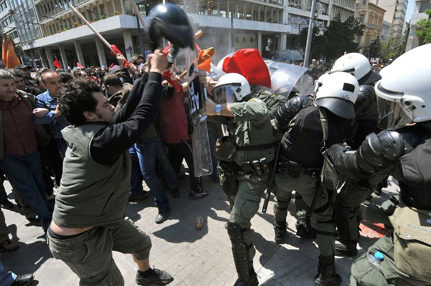 Kreeka pealinnas Ateenas on meeleavaldused ja kokkupõrked politseiga muutunud peaaegu igapäevaseks. Kreeklased pole rahul valitsuse kärpeplaanidega.