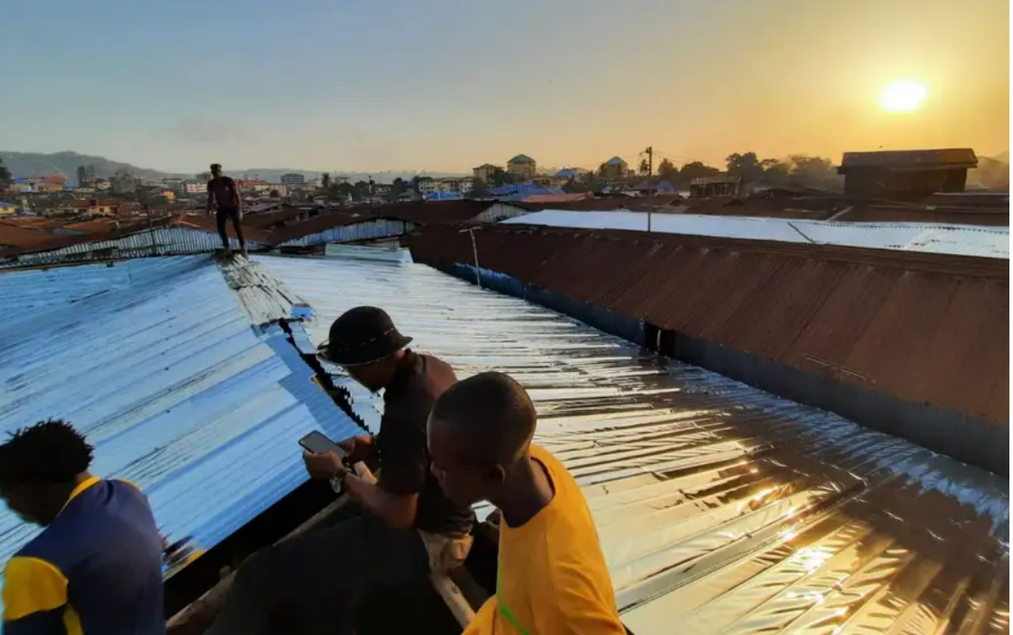 Peegelkile Sierra Leone'i katustel.