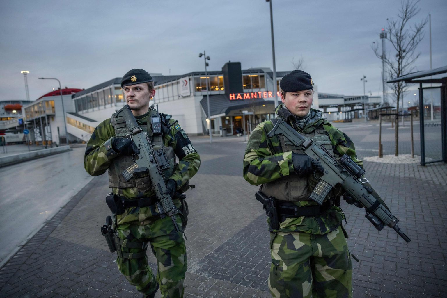 Rootsi sõdurid patrullimas 13. jaanuaril 2022 Ojamaa (Gotlandi) pealinna Visby sadama