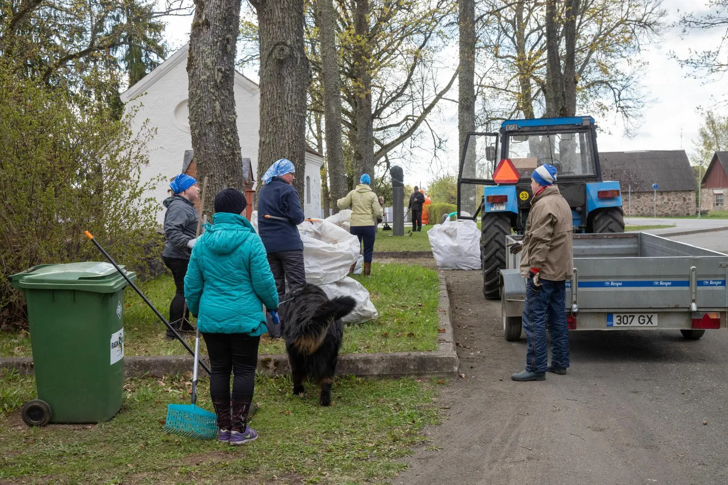Talgud aitavad kodukandi elu edendada ning ühiselt ära teha kõige pakilisemad tööd. Mõne aasta eest koristasid talgulised Kolga-Jaanis kirikuparki.
