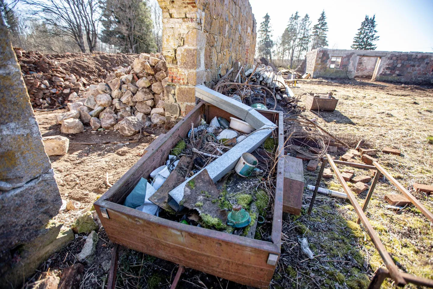 Hooldus- ja koristustööd Aaspere mõisa majandushoonetes tekitasid ärevust.