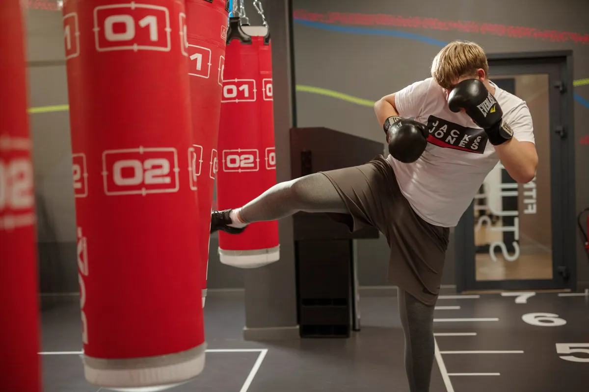 (Paldies sporta zālei MyFitness par atļauju izmantot viņu telpas fotosesijai).