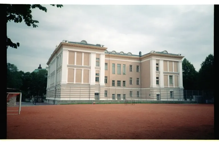 Vaade koolile staadioni poolt, 2000.