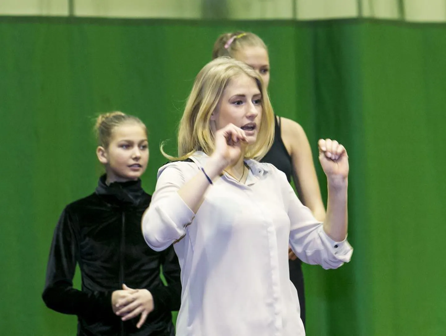 Teisipäeval harjutasid Viljandi spordikooli iluvõimlejad oma juhendaja Annika Karin Vahteriga kava, millega nad astuvad üles 28. detsembril pärimusmuusika aidas asetleidval maakonna sportlaste peol.