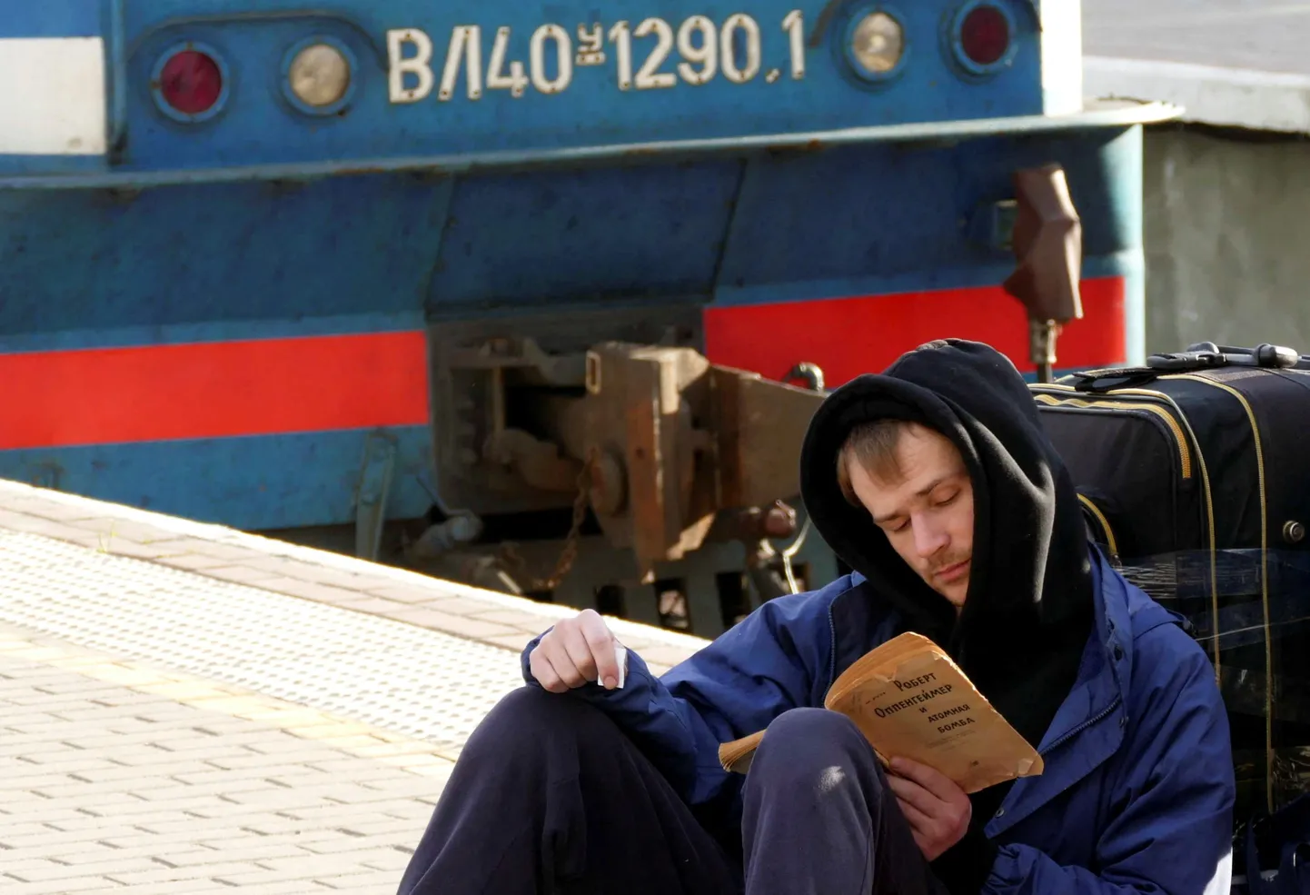 Mees Odessas raamatut lugemas.