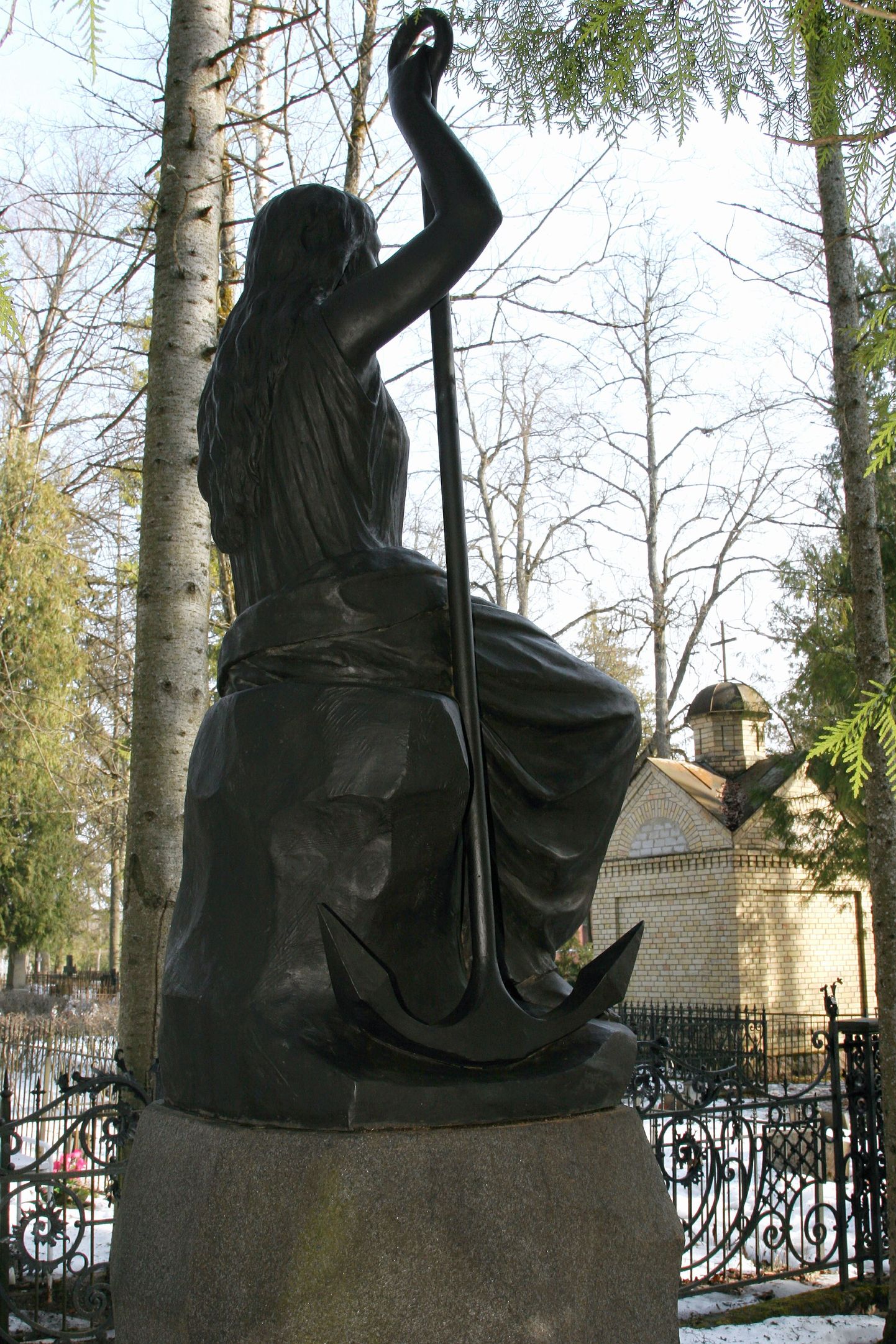 Восстановленная статуя «Женщина с якорем».
