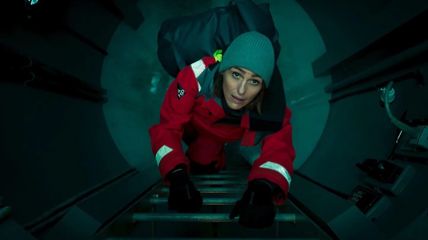 Viimne pilguheit avatud taevale: uurija (Suranne Jones) laskub allveelaeva HMS Vigil.