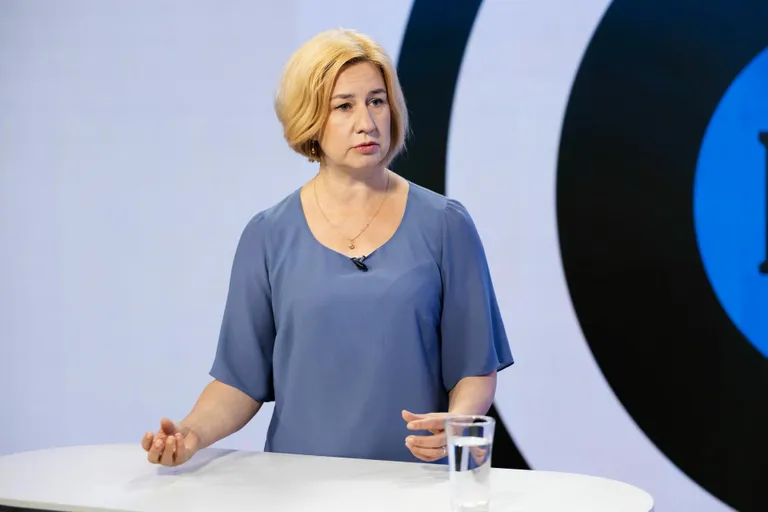 Лавли Перлинг, Партия правых.