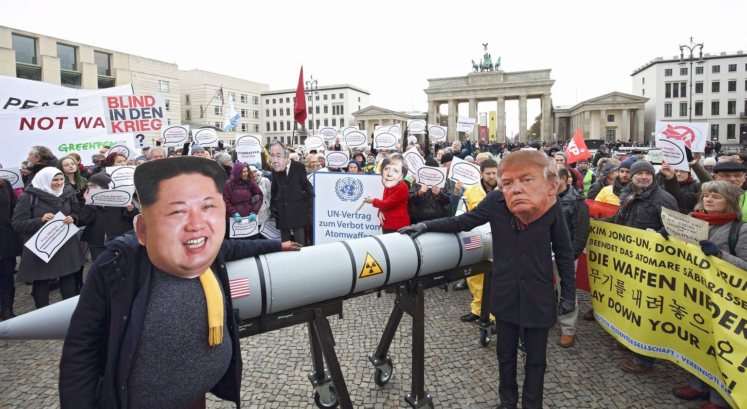 Berliinis toimunud meeleavaldusel osalejad Kim Jong-uni ja Donald Trumpi maskidega. Protesteeriti tuumasõja vastu.