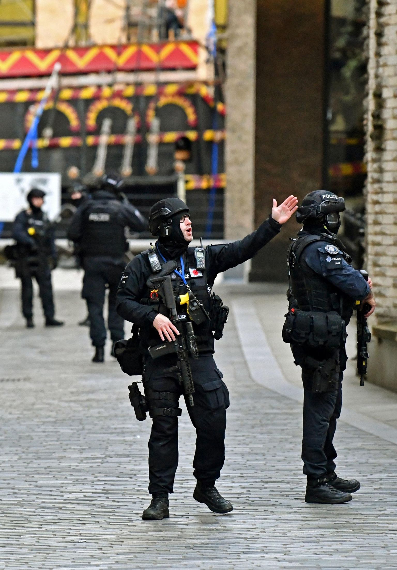 Relvastatud politseinikud London Bridge’i lähedal.