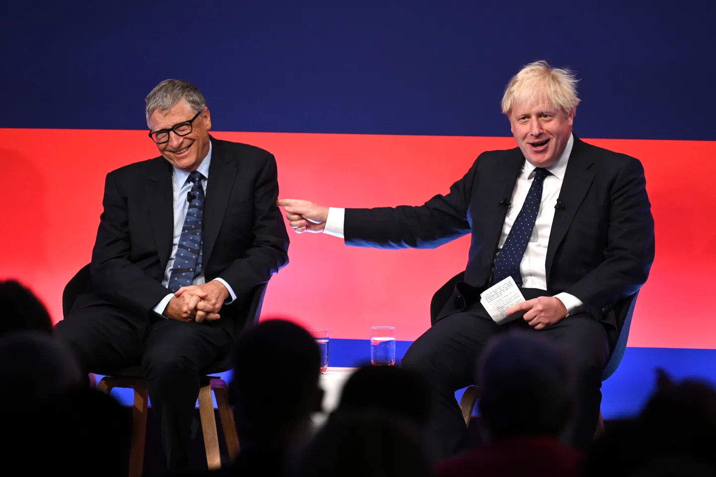 Bils Geitss un britu premjers Boriss Džonsons Globālo investīciju samitā Londonas zinātnes muzejā