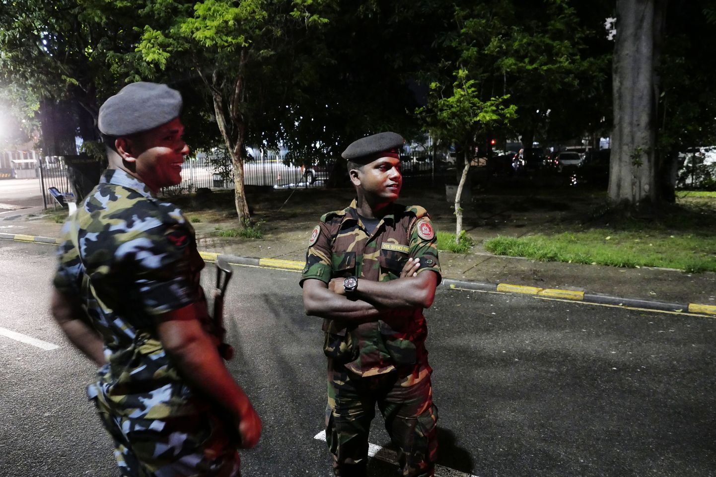 Sri Lanka julgeolekujõud öistel tänavatel patrullimas.