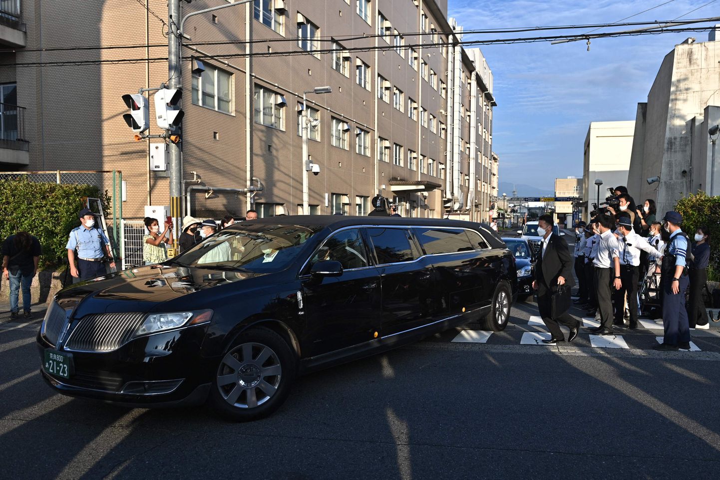 Automašīna ar bijušā Japānas premjera Sindzo Abes mirstīgajām atliekām.