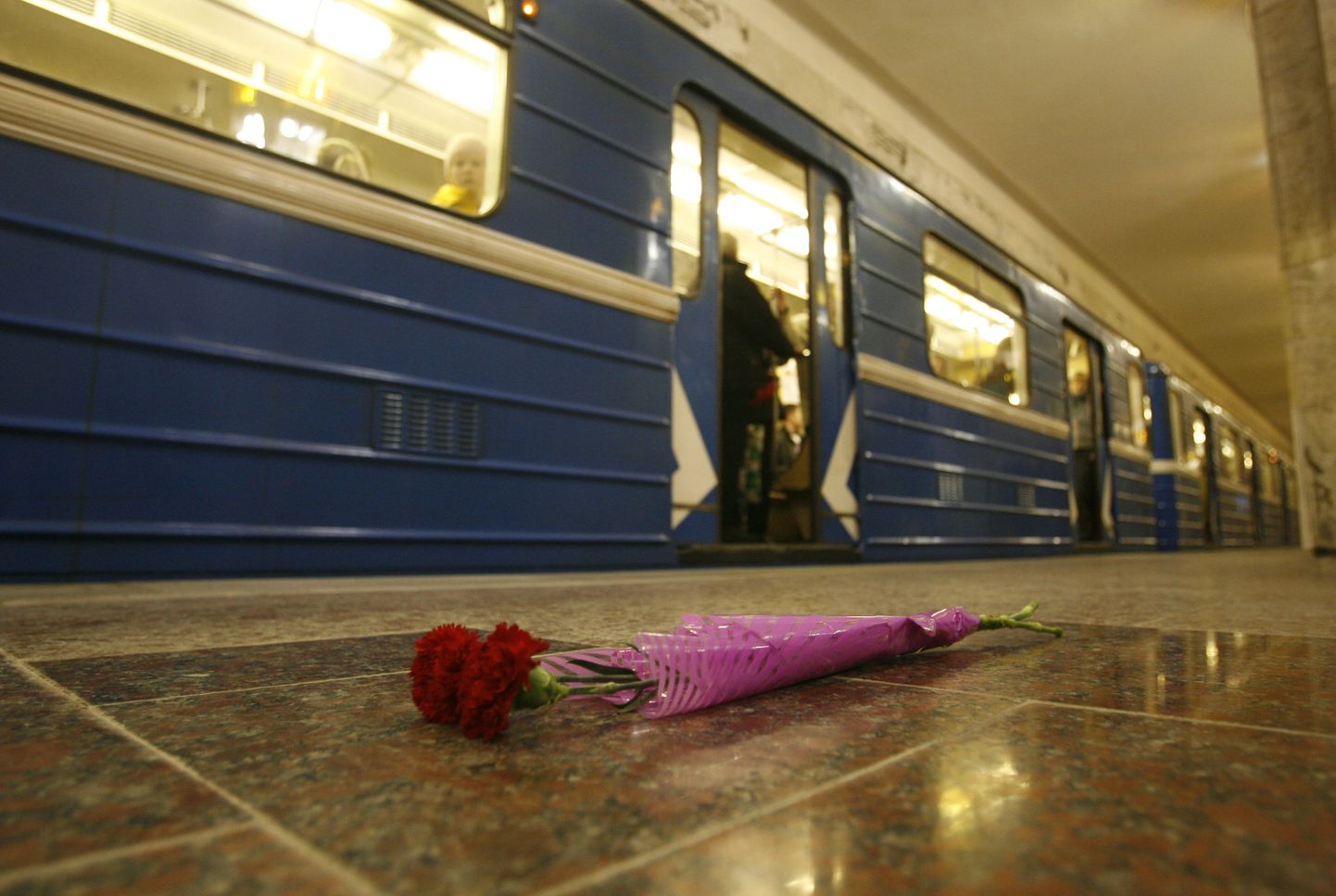Lilled Minskis Oktjabrskaja metroojaamas.