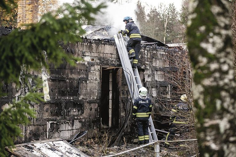 Eile päeval käisid päästjad tules hävinud maja järelkustutamas, kuna see oli hakanud tossama.