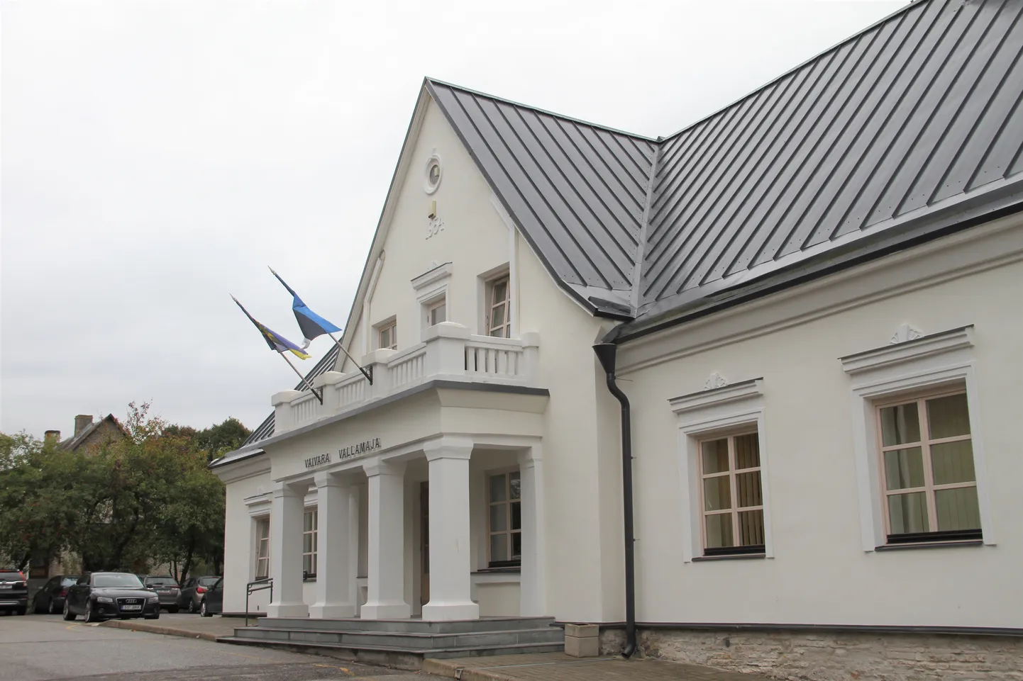 Городское собрание Нарва-Йыэсуу заседает в Синимяэ, в административном здании бывшей волости Вайвара.